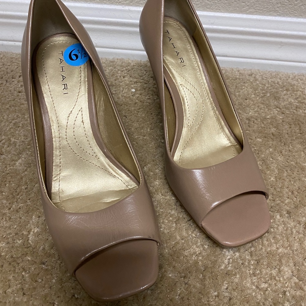 Tahari Riddle leather peep toe heels